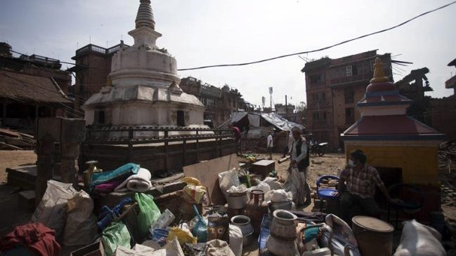 Aumenta a 76 el número de muertos por el terremoto de 7,3 grados en Nepal