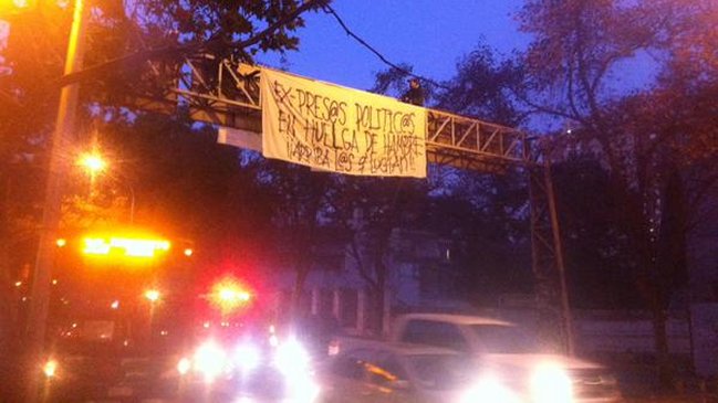 Ex presos políticos se tomaron letreros sobre Vicuña Mackenna con Alameda