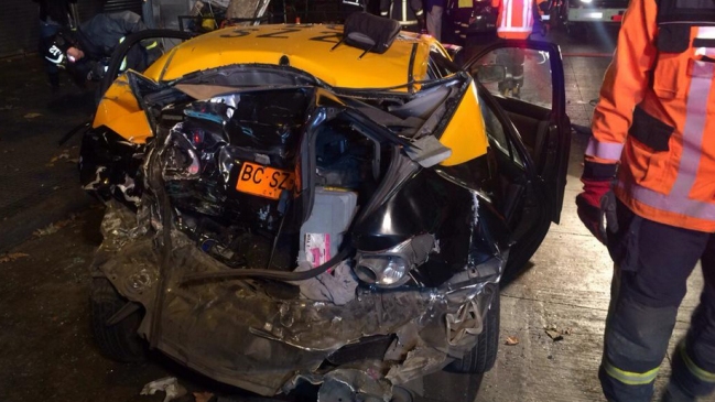 Bus del Transantiago colisionó con un taxi en plena Alameda