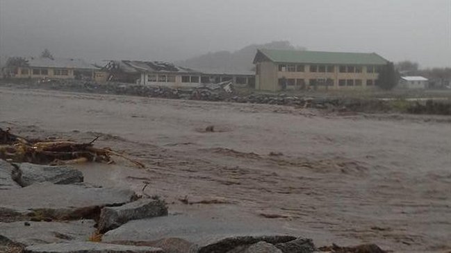 Sistema frontal: Evacuan a familias del sur de Chaitén por aumento de caudal de Río Blanco