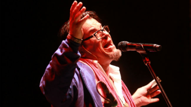 Joe Vasconcellos agenda show en Club Chocolate