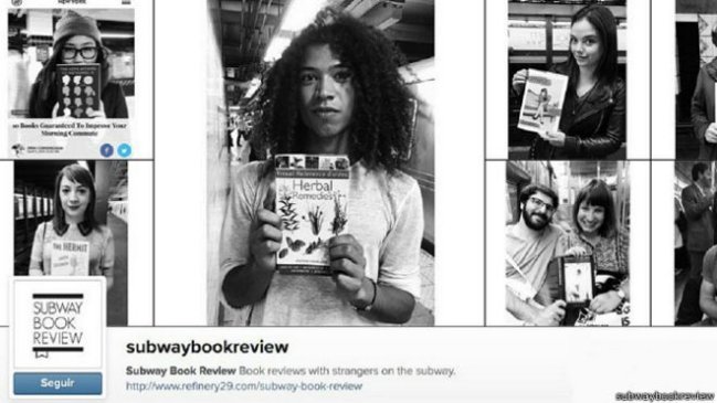 La mujer que mira y comparte lo que otros leen en el metro de Nueva York