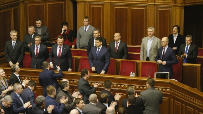 Parlamento de Ucrania aprobó ley que permite al Gobierno suspender pagos