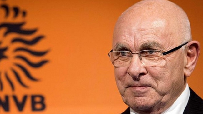Medio holandés adelantó que Van Praag se bajará de la carrera por presidir la FIFA