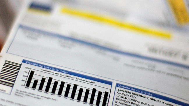 Ministro prevé alza de 900 pesos en Santiago por proyecto que rebaja cuentas de luz