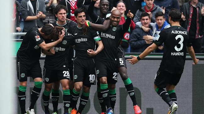 Miiko Albornoz y Hannover 96 festejaron en la última fecha y lograron la permanencia en Alemania