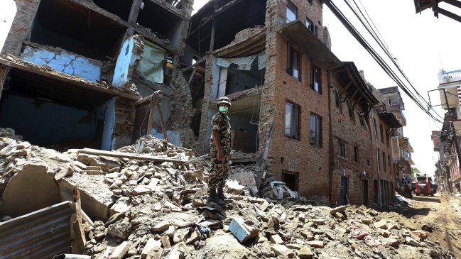 Número de muertos por terremoto en Nepal supera los 8.500
