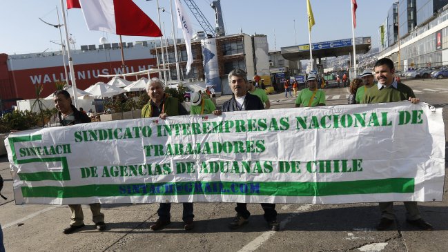 Funcionarios de Aduanas resolverán este lunes continuidad del paro