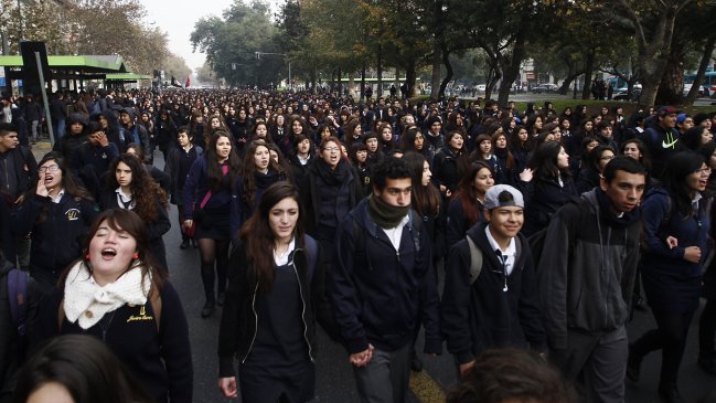 Estudiantes realizaron marcha no autorizada en la Alameda de Santiago