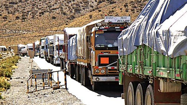 Huelga de Aduanas mantiene 2.000 camiones bolivianos paralizados en frontera chilena