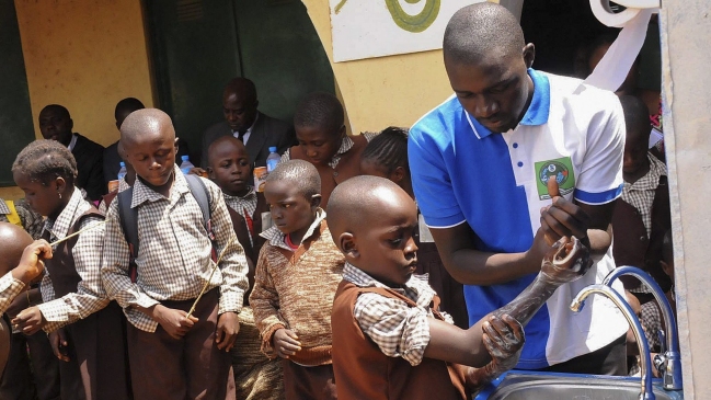 OMS: La epidemia de ébola en Africa podría continuar hasta finales de año