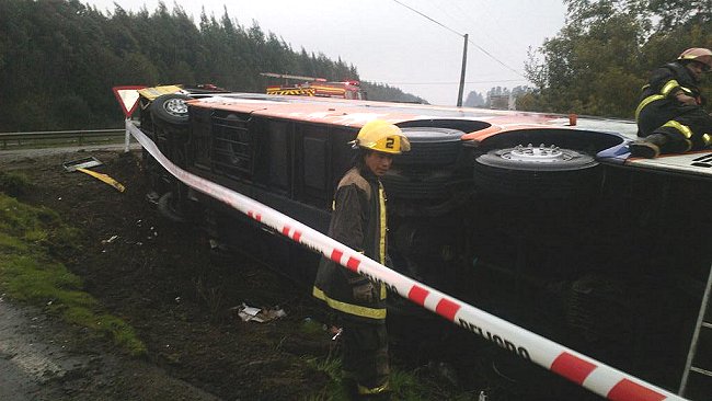 Al menos 20 heridos deja volcamiento de un bus en la Ruta 5 Sur
