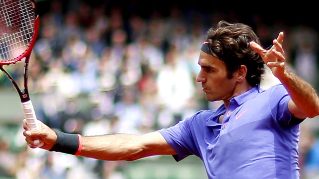 Roger Federer mostró solidez ante Dzumhur y avanzó a octavos de final en Roland Garros