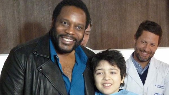 Niño que espera trasplante de corazón recibió visita de actor de The Walking Dead