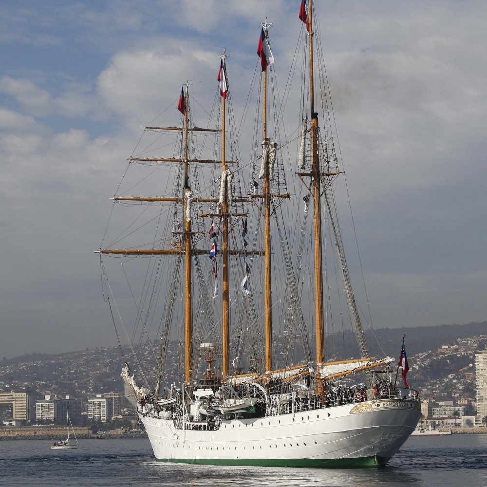 Agrupaciones de DD.HH. protestaron durante zarpe del Buque Escuela Esmeralda