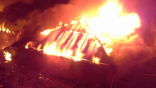 Bomberos combate incendio en la histórica 