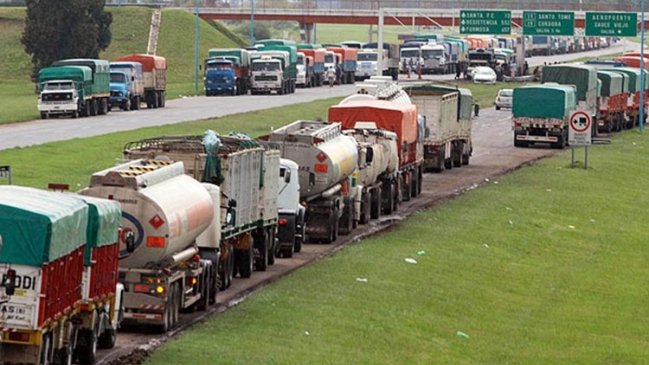 Camioneros argentinos iniciaron paro por reclamos salariales