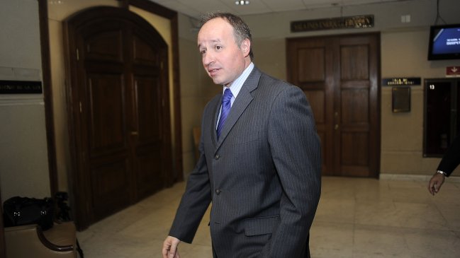 Ministro Insunza y sus asesorías: No está prohibido que parlamentarios tengan sociedades