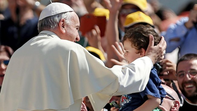 Papa pidió a la comunidad internacional proteger los derechos infantiles