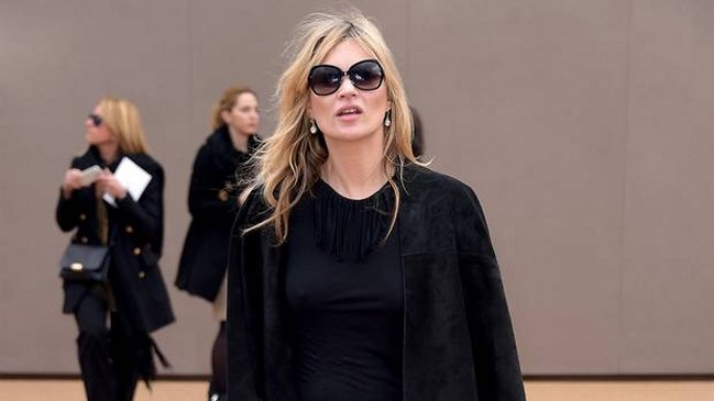 Kate Moss es escoltada por la policía al ser 