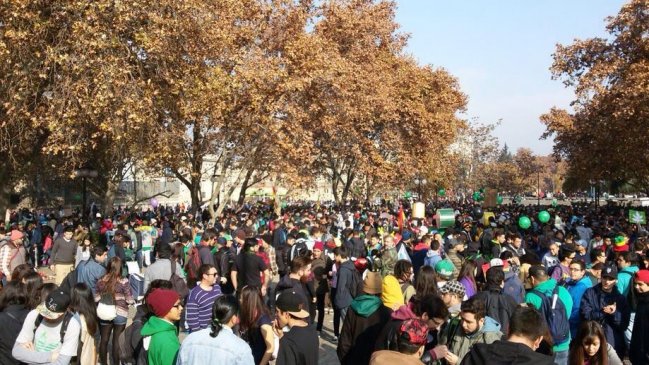 Multitudinaria asistencia a marcha 