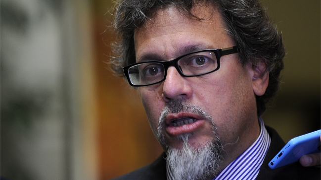 Senador Lagos Weber: Insunza no debió asumir como ministro
