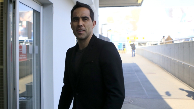 Claudio Bravo llegó al país para sumarse a los trabajos de la selección chilena