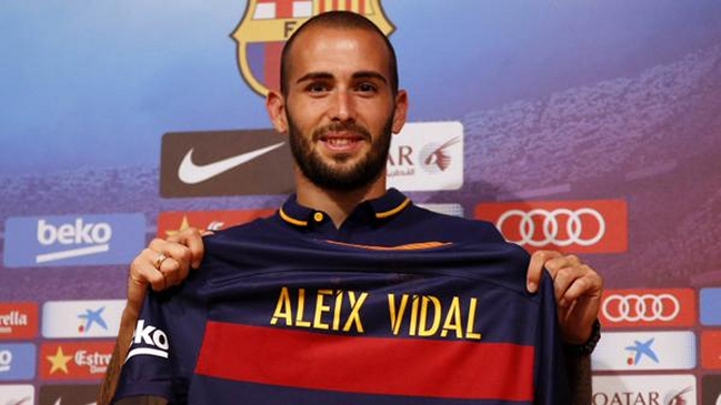 Aleix Vidal fue presentado como nuevo refuerzo de FC Barcelona