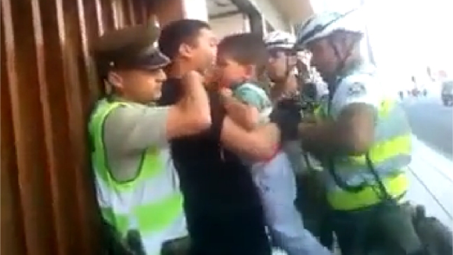Polémica por detención de un gendarme que tenía en brazos a un niño