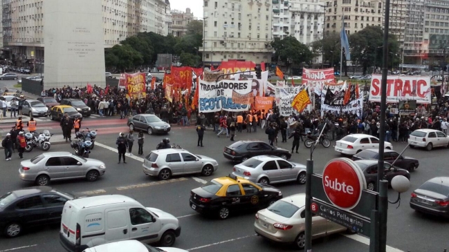 Argentina amaneció paralizada por la huelga general de sindicatos opositores