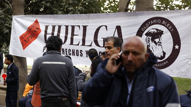 Huelguistas del Transantiago piden aplicar Ley de Seguridad por casos Penta y SQM