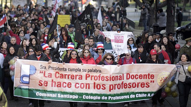 Estudiantes se pliegan a la marcha convocada por el Colegio de Profesores