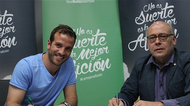 Real Betis oficializó fichaje de Rafael van der Vaart