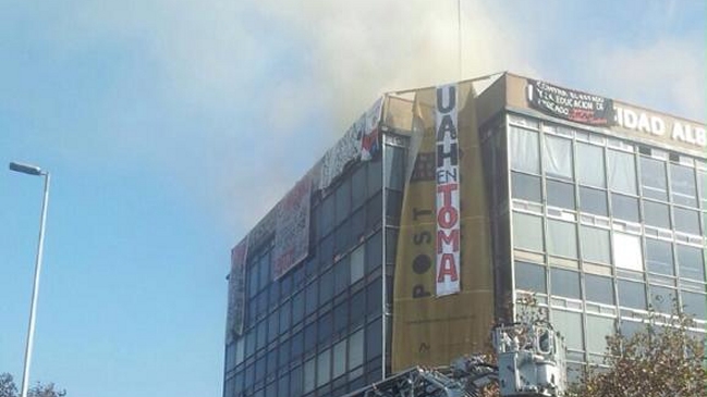 Bomberos trabaja en controlar fuego en azotea de Universidad Alberto Hurtado