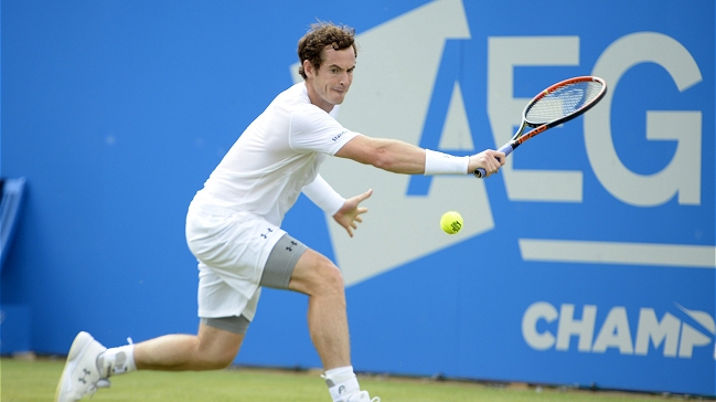 Andy Murray avanzó a los cuartos de final en el césped de Londres