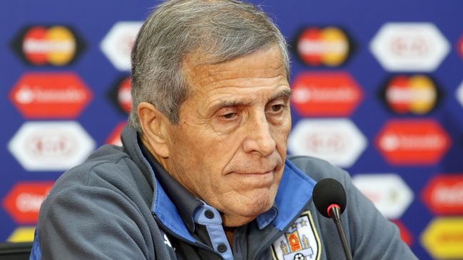 Tabárez: La huella de Bielsa se mantiene en Chile pese al estilo de Sampaoli