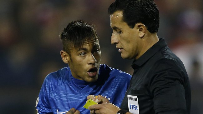 Federación brasileña asegura que guardalínea chileno llamó 