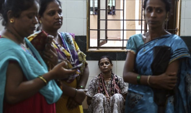 A 74 aumentó la cifra de muertos por consumir alcohol adulterado en India