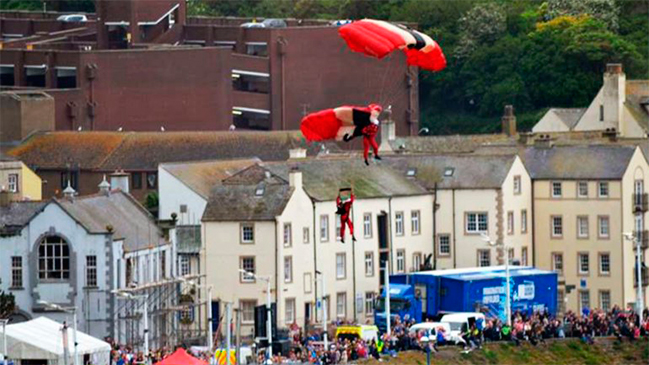 En pleno salto, salvó a un compañero a quien no se le abrió el paracaídas