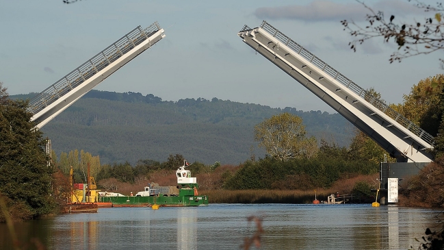Undurraga: El estado del puente Cau Cau es una vergüenza