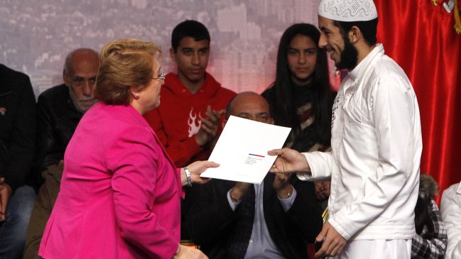 Presidenta Bachelet entregó cartas de nacionalización a refugiados palestinos