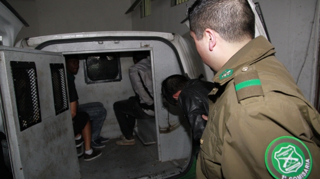 Carabineros detuvo a banda que robó restaurante tras persecución