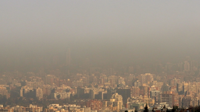 Contaminación: Mañalich iniciaría las vacaciones de invierno 