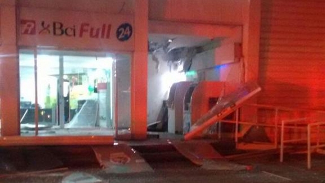Bombazo provocó daños en sucursal bancaria de La Cisterna