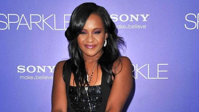 Trasladan a hija de Whitney Houston a centro de cuidados paliativos