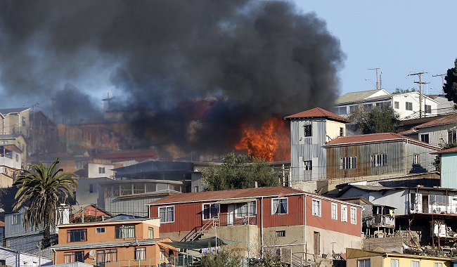 Incendio destruyó tres viviendas en Cerro El Litre de Valparaíso