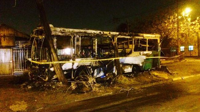 Desconocidos quemaron bus del Transantiago en Villa Francia
