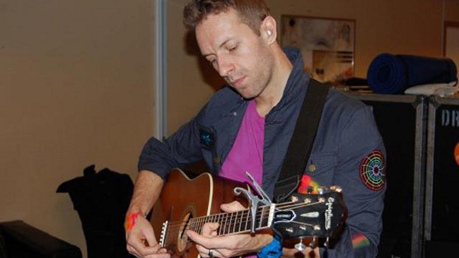 Subastan primera guitarra de Chris Martin en 28.300 dólares