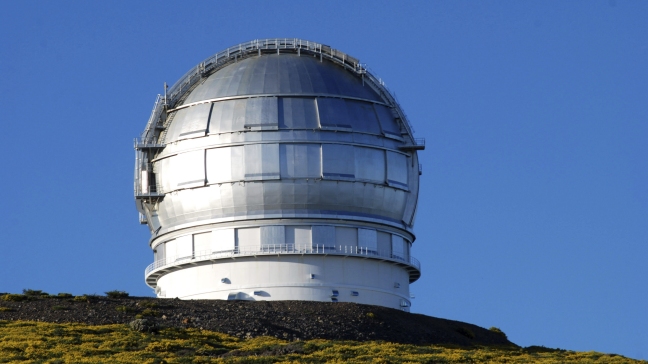 Observan con precisión cómo un agujero negro despierta,engulle y expulsa masa