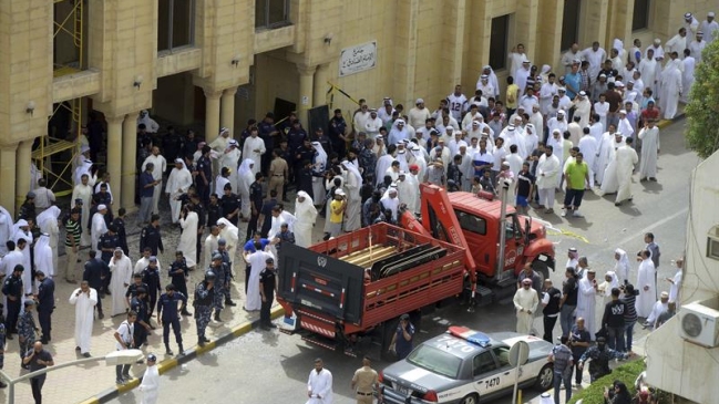  Varios muertos en atentado contra mezquita en Kuwait  